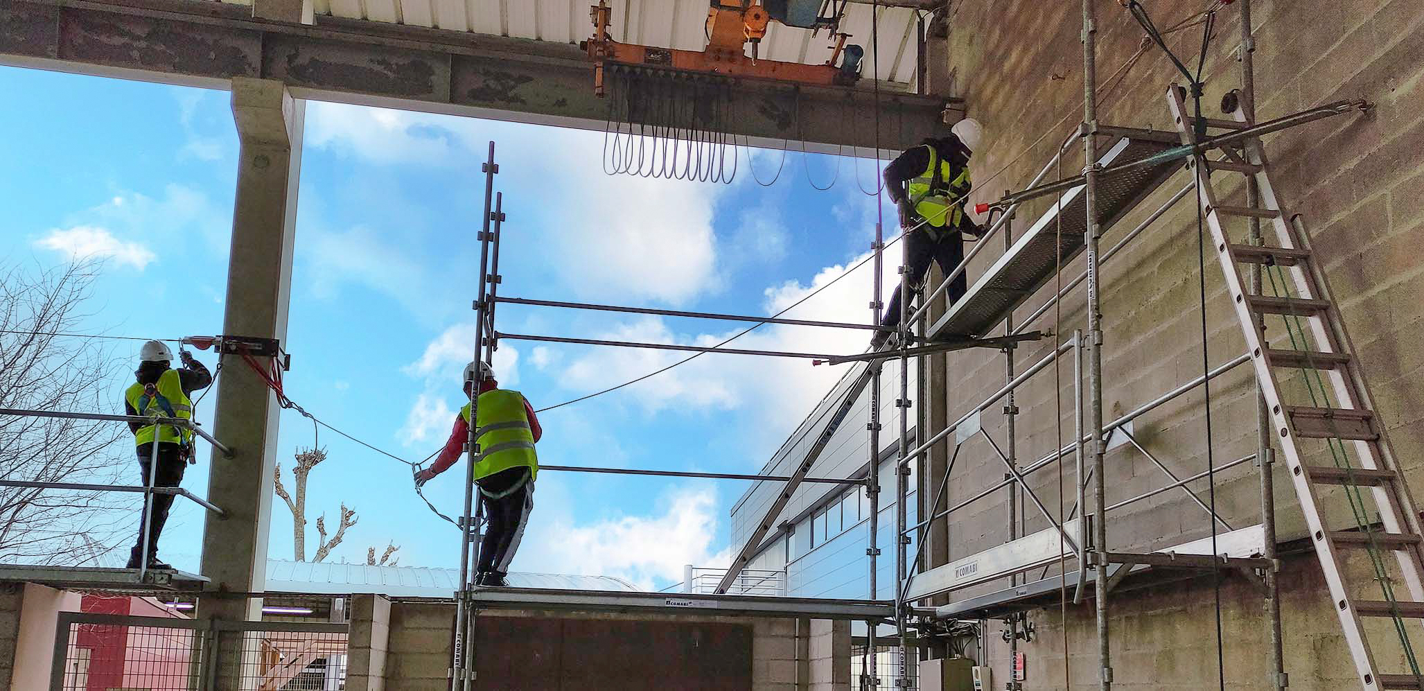 Ouvriers en hauteur vérifiant et utilisant un échafaudage sur un chantier extérieur