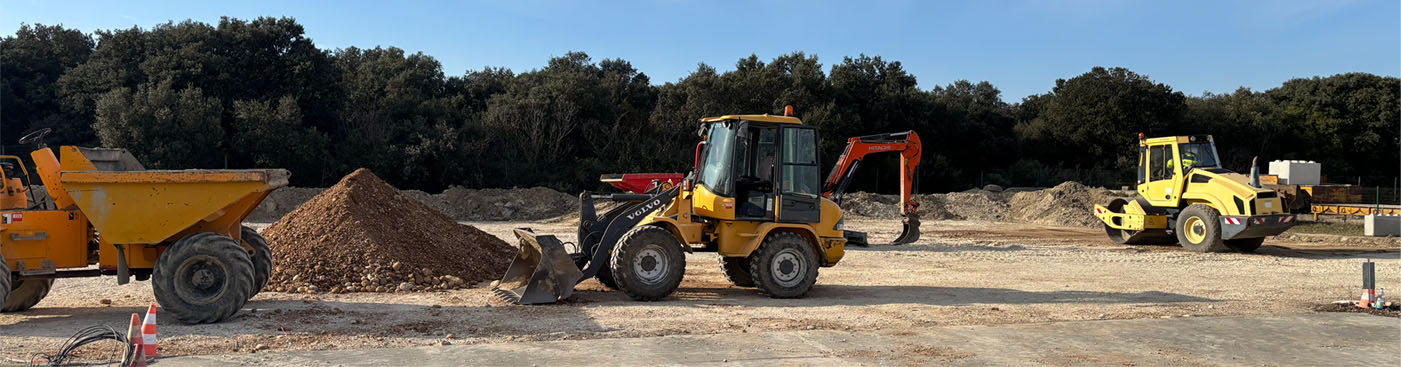 Engins de terrassement sur chantier illustrant la sécurité chantier en travaux publics