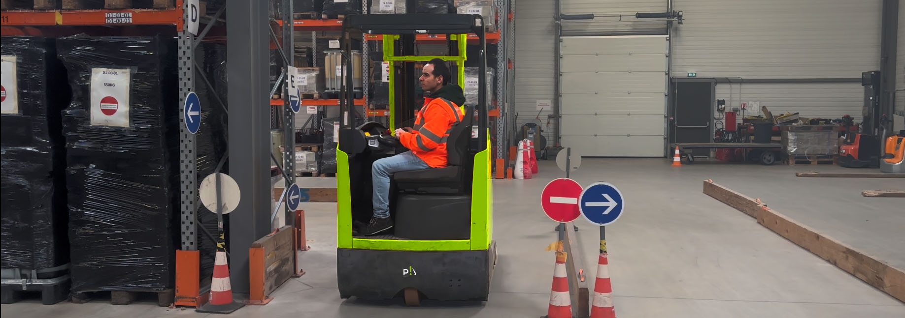 Chariot à mât rétractable R489 catégorie 5 utilisé dans un entrepôt logistique