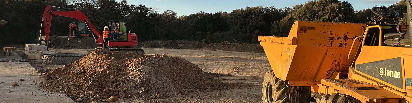 Engins de chantier R.482 en intervention sur un chantier de terrassement