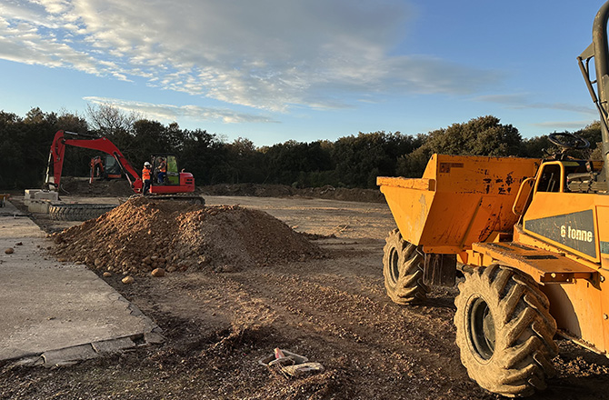 Engins de chantier R.482 en opération de terrassement sur un chantier TP