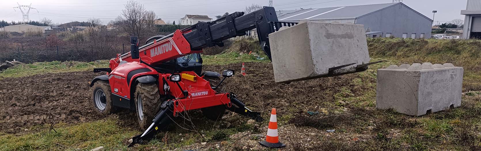 Chariot télescopique tout-terrain en opération de manutention