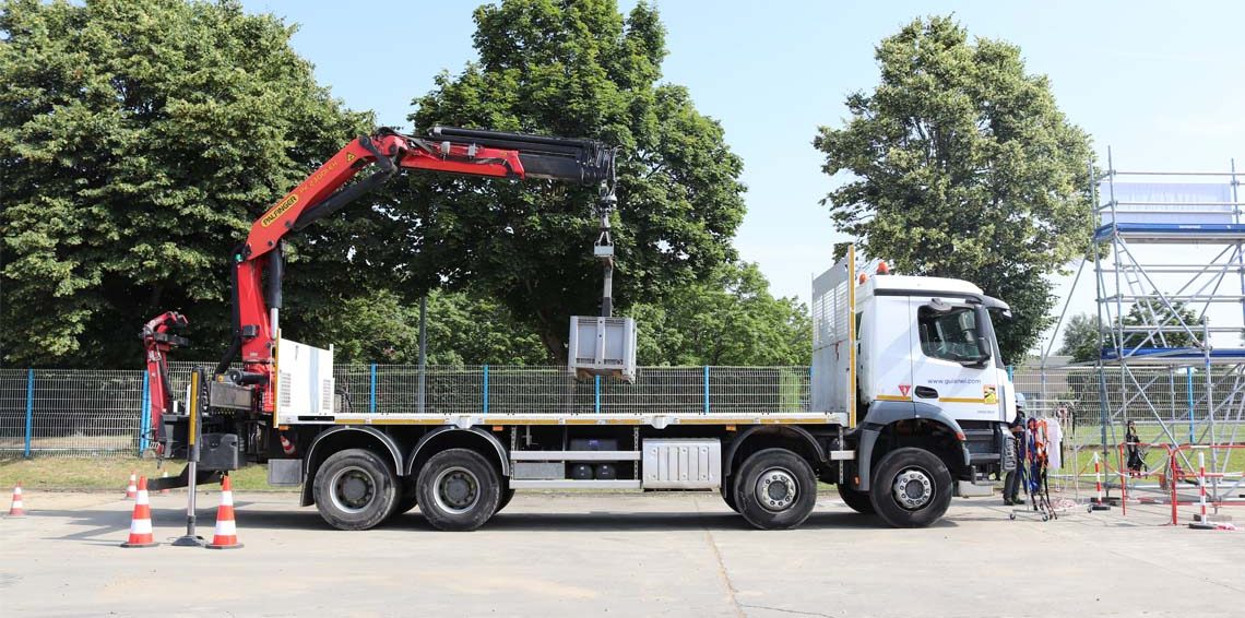 Camion équipé d’une grue auxiliaire de chargement en formation CACES R490 sur un plateau technique.