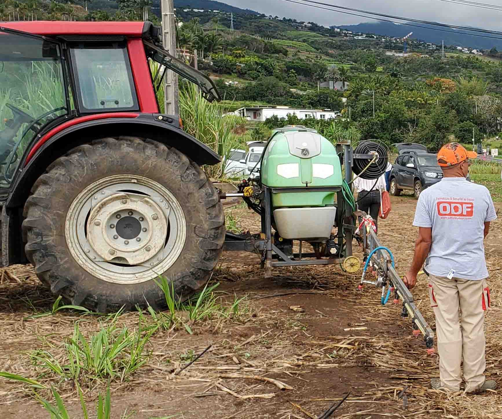 Contrôle pulvérisateur agricole sur le terrain avec ODF, vérification du matériel de pulvérisation.