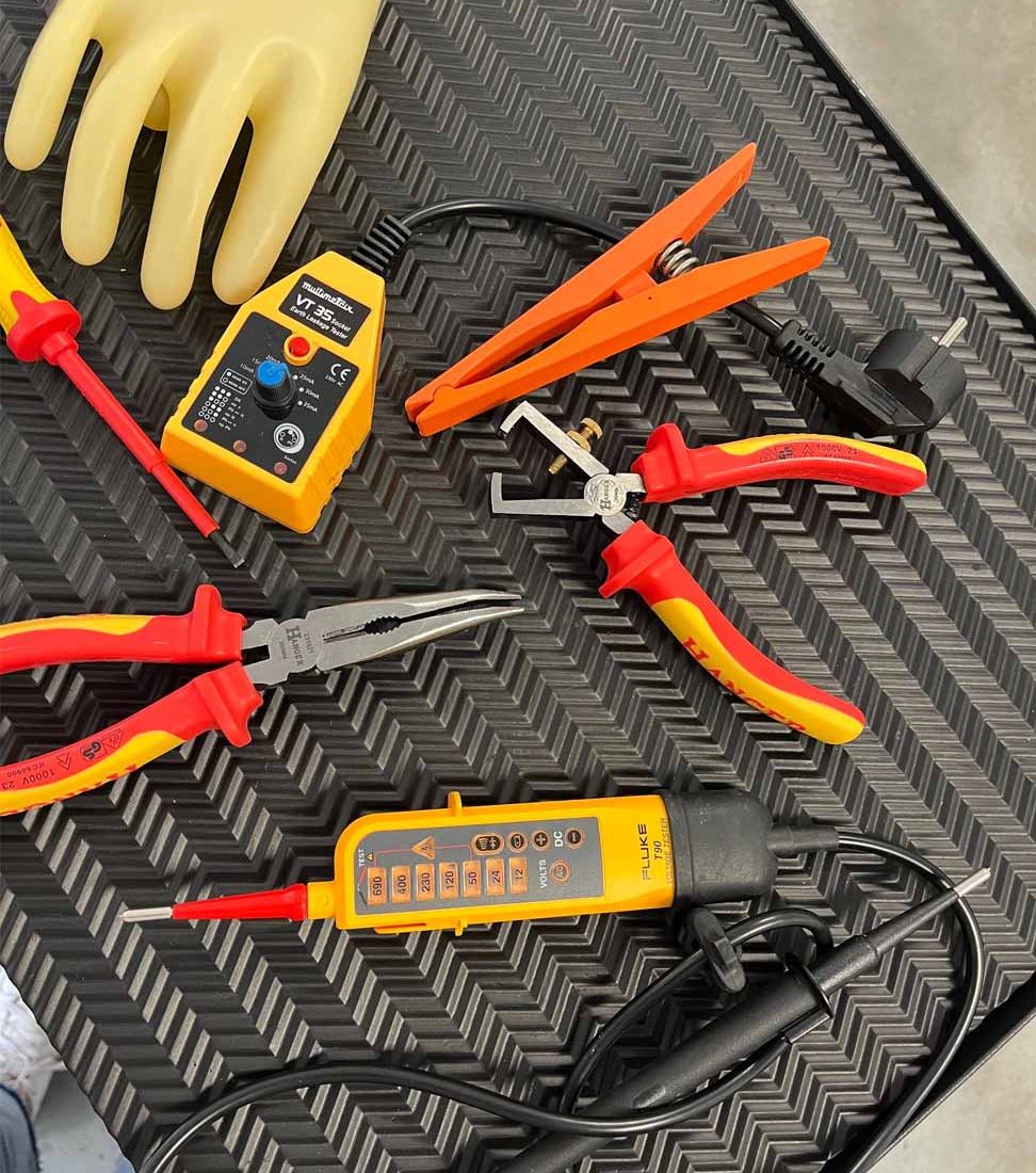 habilitation-bs-be-manoeuvre-outils-isoles-multimetre-vat